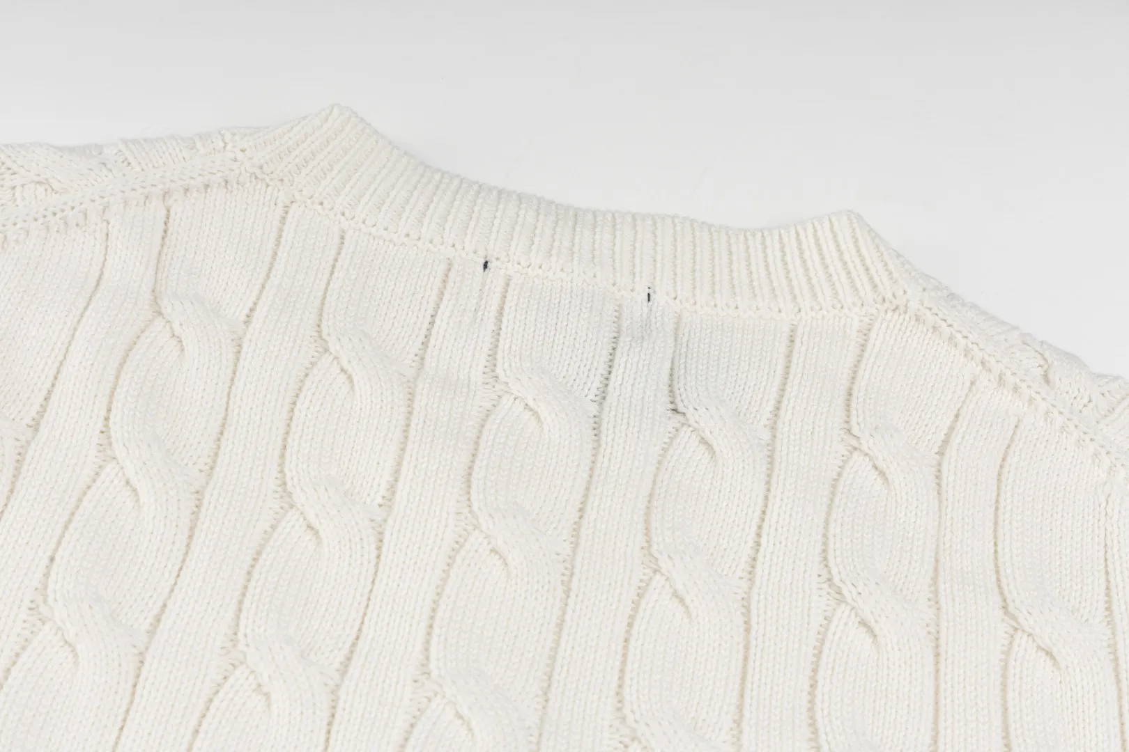 P230 #R93 RALPH LAUREN Ralph Lauren twelve colors classic small label embroidery logo seven-button knitted cable cardigan sweater women's top, high-density LOGO embroidery on the chest, original customization of tag accessories. Made of pure cotton yarn, pure cotton is skin-friendly and comfortable, small label war horse embroidered twist button cardigan sweater 🐎 high quality, follow the blogger to learn how to wear it! Let’s buy a Ralph Lauren cable sweater. It’s a super hard-to-find series after it became popular. It’s hard to find one on the official website. It’s simple and practical to wear, with a lazy and loose feel. The thickened fabric has more texture, feels soft and delicate, and has a loose fit. Whether worn alone or layered, you can wear different styles of fashion with just one piece!   Size: